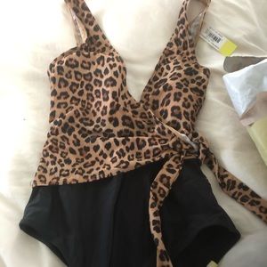 Summersalt wrap one piece leopard size 6
